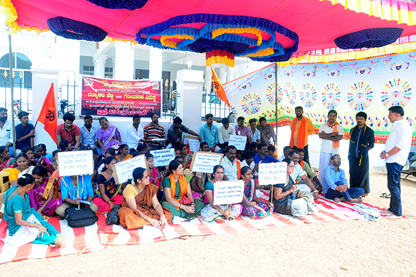 ಬಂಟ್ವಾಳ : ರತ್ನಾಕರ ಶೆಟ್ಟಿ ಮೇಲಿನ ಗಡೀಪಾರು ಆದೇಶ ಹಿಂಪಡೆಯುವಂತೆ ಒತ್ತಾಯಿಸಿ ಧರಣಿ